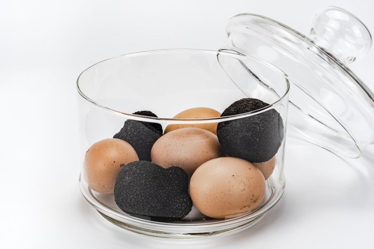Huevos trufados con trufa negra en tarro de cristal